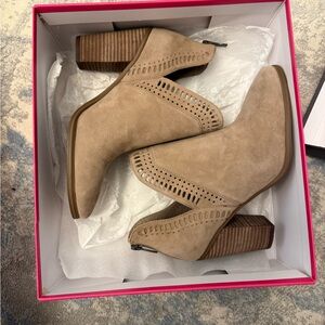 NEW Vince Camuto Fileana Taupe Ankle Booties